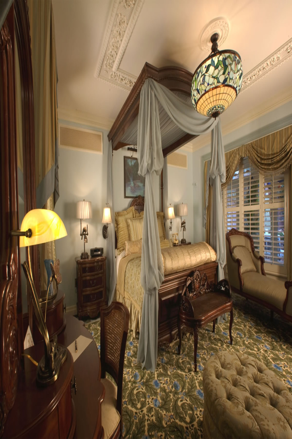 Create a Romantic Victorian-Style Bedroom