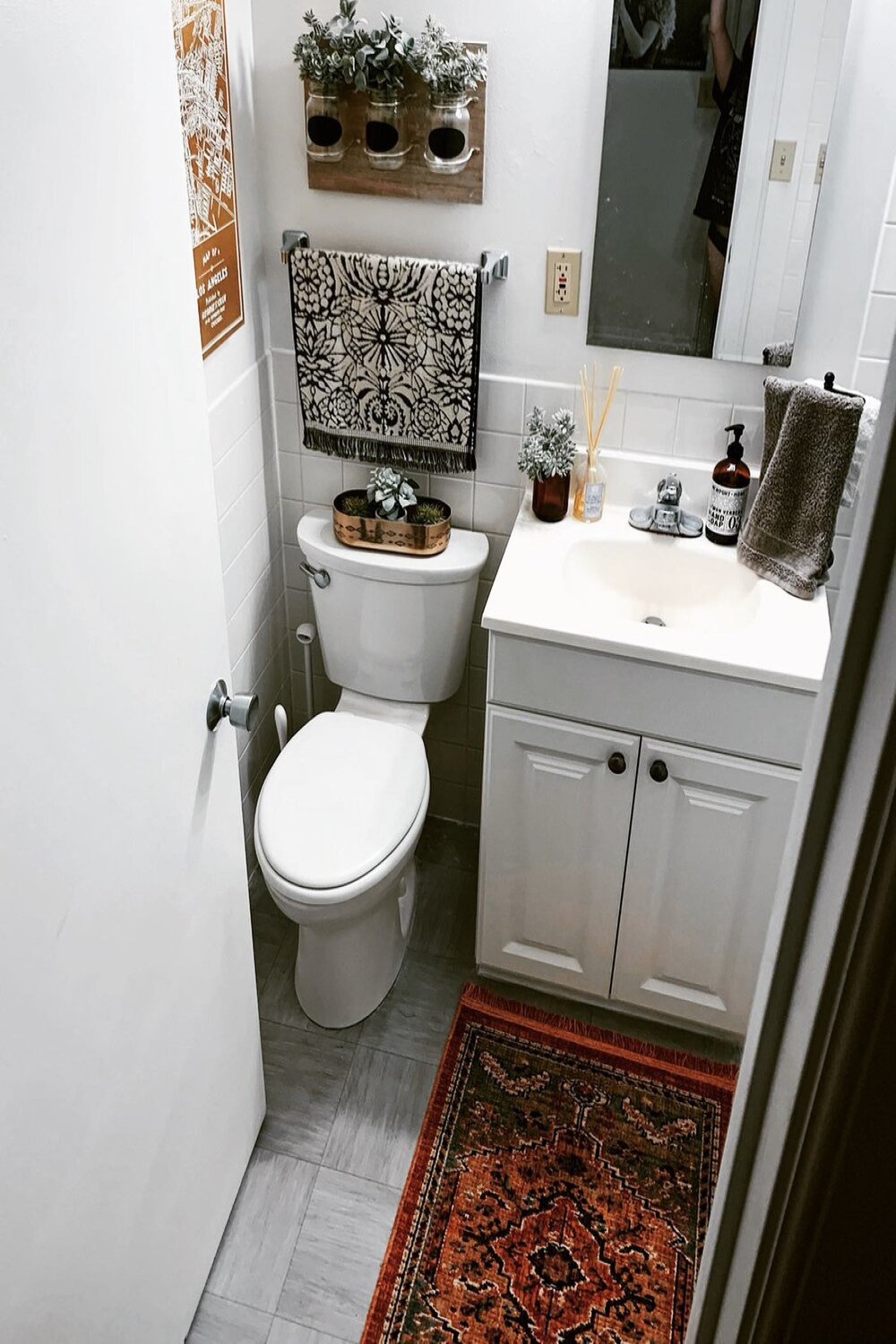 Small Apartment Bathroom Ideas: How to Make a Tiny Bathroom Pretty