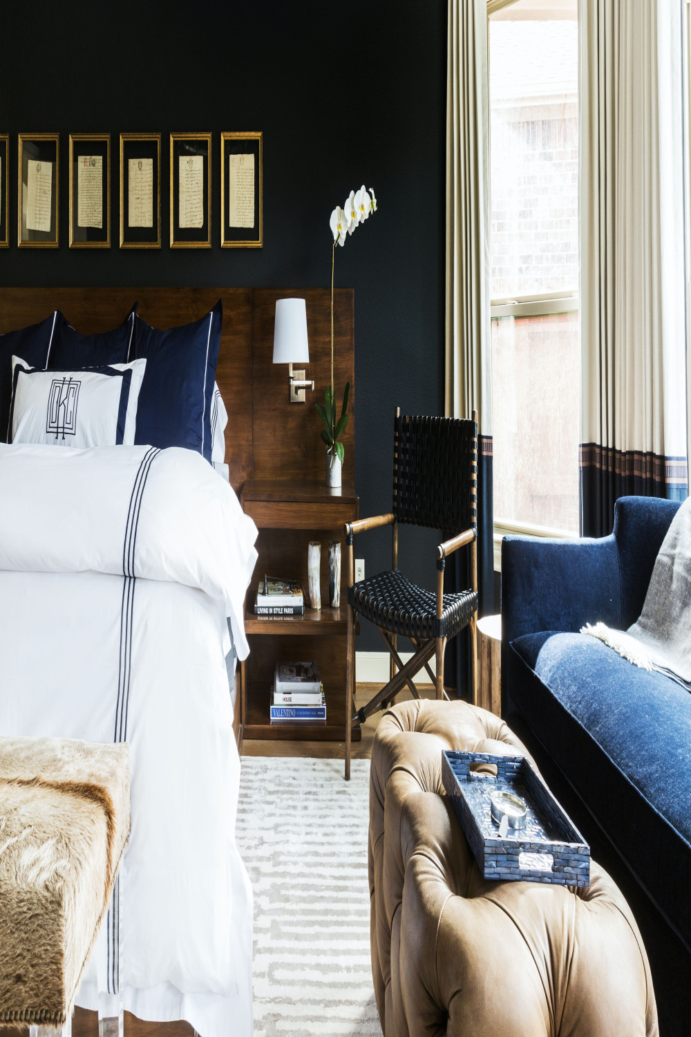Ways to Decorate With Navy Blue in the Bedroom